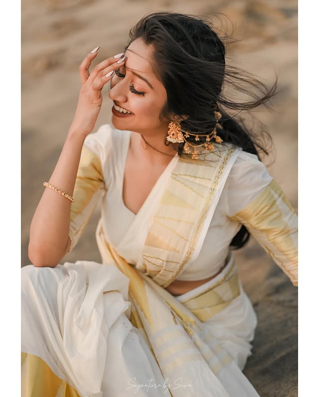 〰️തിര ✨ 2/6🥻 @tanirika_collectio 📸 @signaturebysiva 💄 @pearl_makeup_official ..#beach #saree #traditional #vishu #vishucollections by @sh.we.tha