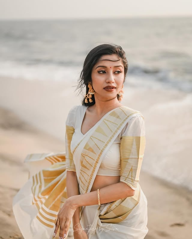 〰️തിര ✨ 3/6 🥻 @tanirika_collectio 📸 @signaturebysiva 💄 @pearl_makeup_official ..#beach #saree #traditional #vishu #vishucollections by @sh.we.tha