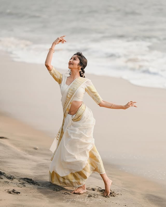 〰️തിര ✨ 1/6🥻 @tanirika_collectio #VishuKodi 📸 @signaturebysiva 💄 @pearl_makeup_official ..#beach #saree #traditional #vishu #vishucollections by @sh.we.tha