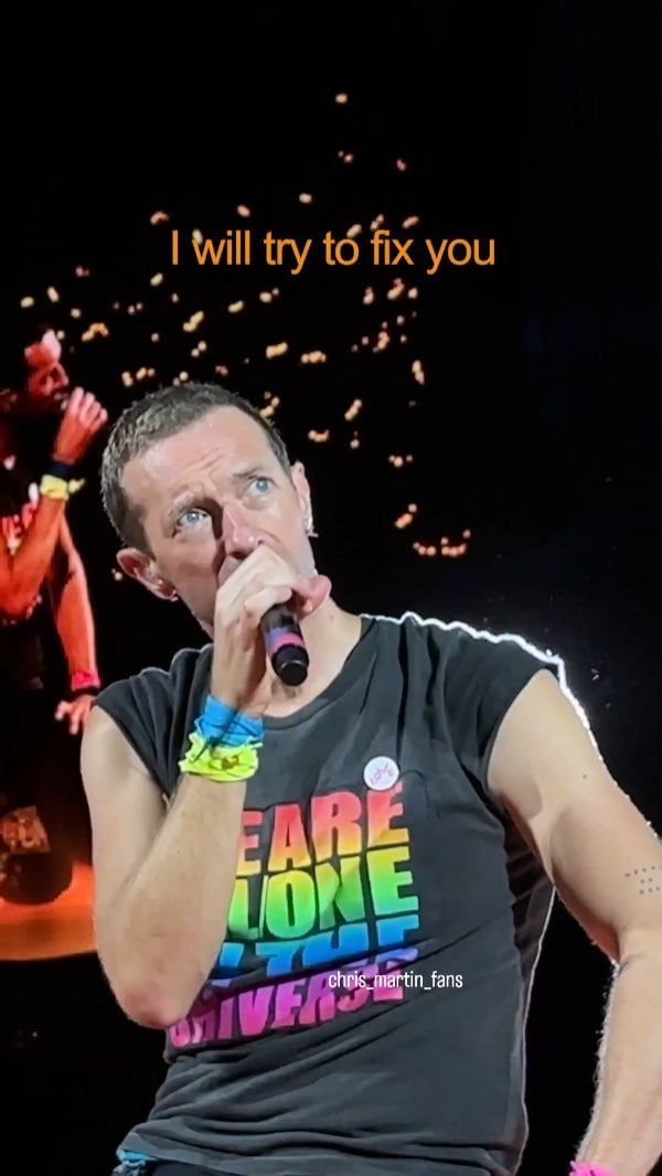 Fix You ❤️Don't just play it Like it. ❤️#chrismartin #chrismartinfans #coldplaylovers #chrismartinlove #chrismartineyes #coldplaylovers #bestbandintheuniverse #hymeofweekend #sliverlife #slayvideos @coldplay 🎥Credit to the owner of the video 🎥 @chris_martin_fans #followｍe by @chris_martin_fans