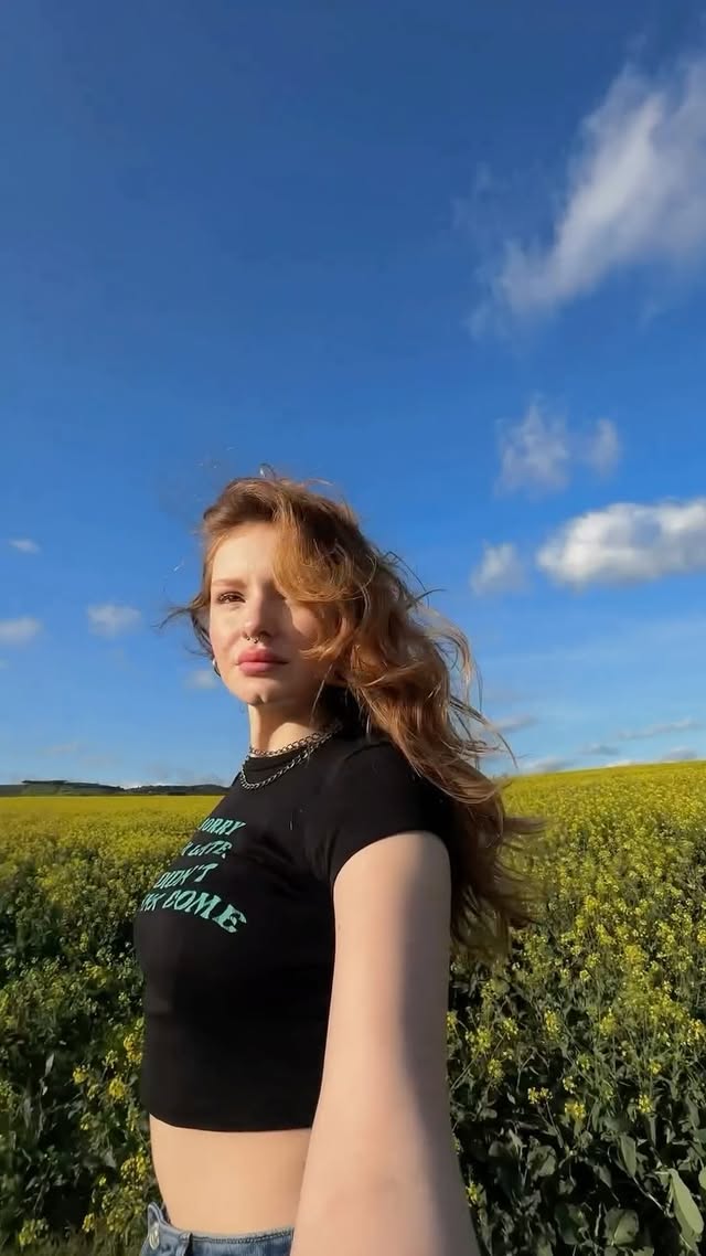 Rüzgarla dans diye 🌬️🧡🐈‍⬛☀️🙂‍↔️🐝