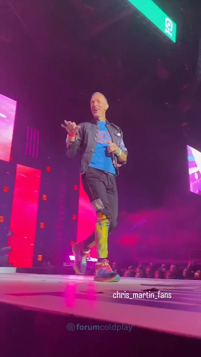 "Things are going to be okay." -Chris Martin❤️ Like #chrismartinargentina #worldofspherestour #coldplayrosebowl #chrismartincoldplay #trendingreelsig #fabfive5 #regrann #boysbands#sliverlife #slayvideos #shiversfromthesoul #jonnybucklandfans #guyberrymanfan #philharveystan #coldplaylp #hymnefortheweekend#askyfullofstars® #coldplayaskyfullofstars @coldplay🎥Credit to the owner of the video 🎥 @chris_martin_fans #followｍe by @chris_martin_fans