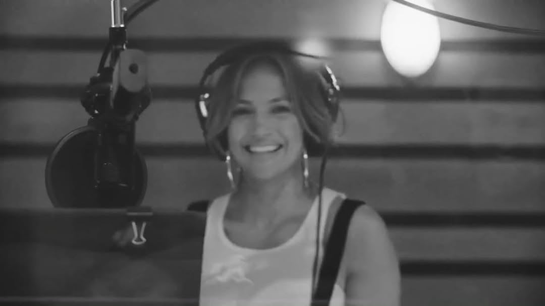 A sneak peek of the making of #Limitless...the anthem for #SecondAct...on your playlists SOON ♥️ Click the link ☝🏼☝🏼 to pre-save it NOW 🎤💕🎤 🎶