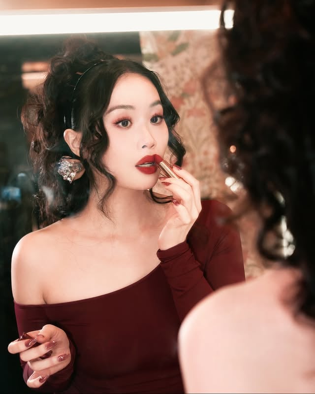 At the @GucciBeauty pop-up serving Flower Elf 🧝🏻‍♀️🌷🌼💕Discover the Gucci Flora Gorgeous Gardenia Intense Eau de Parfum and Limited Edition Makeup Collection, in stores now. @guccibeauty #guccibeauty #gucciflora #guccimakeup by @velle_