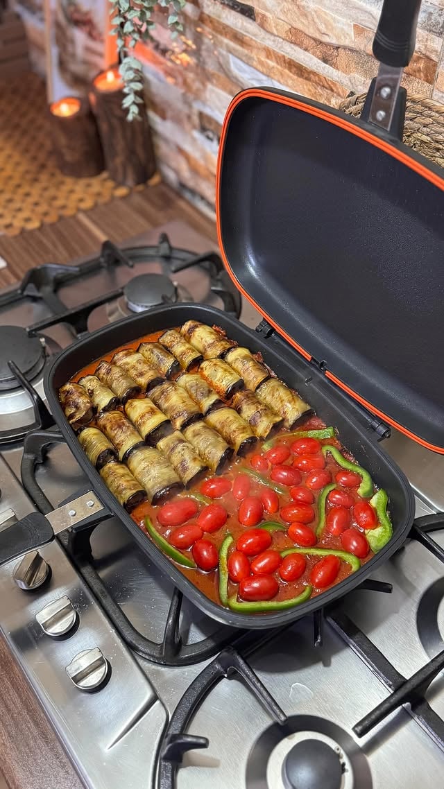 غذایی که با عشق پخته میشه خوشمزه ترینه😍✅واسه رول گوشت و بادمجان فقط کافیه تمام مواد رو طبق ویدیو توی غذاساز بزارید و همه رو با هم میکس کنید.📍موادلازم:گوشت گوساله،پیاز،فلفل قرمز،پودرسوخاری،پاپریکا،فلفل،نمک،ادویه گوشت📍کوفته ها رو شکل بدین و بعد از نیم ساعت از یخچال بیرون بیاریدو سرخ کنید.📍ترکیب سس:پیاز و رب گوجه و زردچوبه،نمک،فلفل،آبوقتی رول ها رو توی سس چیدین نیم ساعت با درب بسته روی حرارت ملایم بمونه کافیه.... by @imarylife