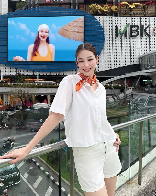 อ๊ากกกก! ครั้งแรกในชีวิต ชั้นได้ขึ้นจอ MBK แล้วว!! ชวนทุกคนมาตามหา ดารัณกับ KANDAL กันค่ะ ที่ MBK Screen และ Screen on BTS ใครเจอดารัณ อย่าลืมถ่ายรูปและแท็กมาฝากให้ดูกันด้วยน้าา 🥰#KANDAL1stOfficialLaunch#KANDALxDARRANN#KANDAL #KANDALThailand#KeepTheVacayVibeEveryday#BangkokLifestyle by @darran.n