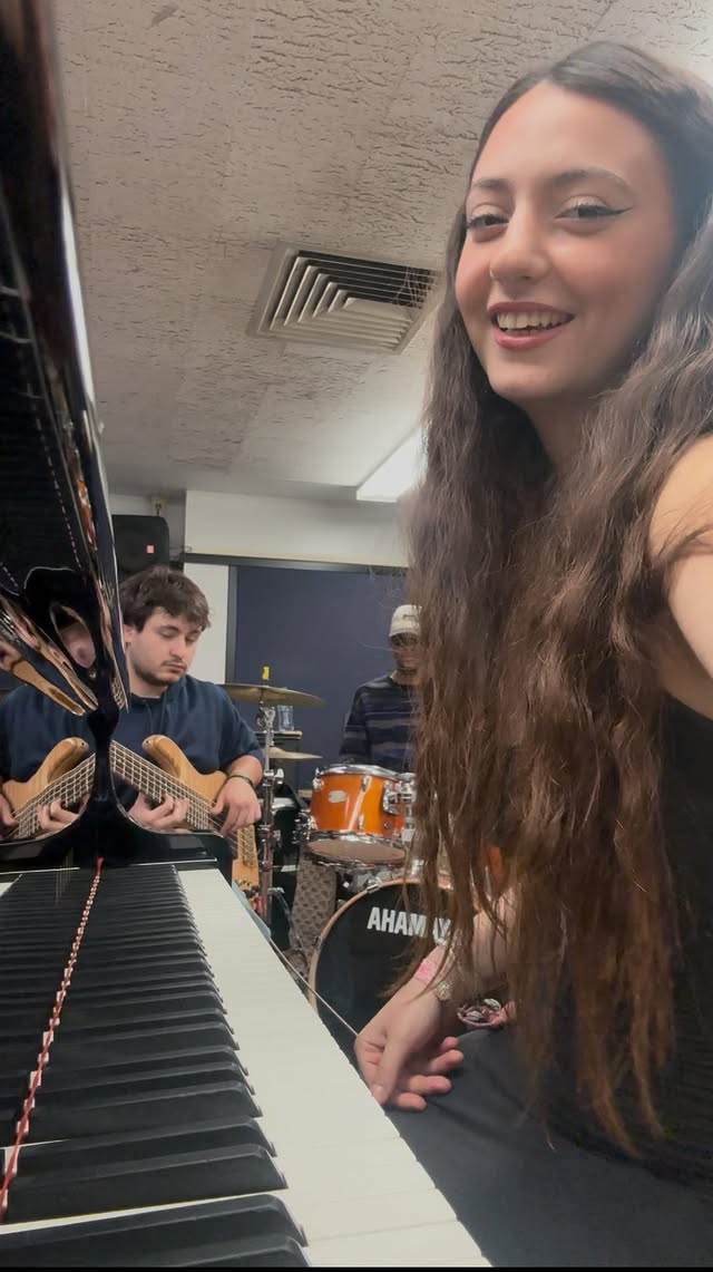 👀shedding with🥁 @angel_onthedrums_ 🎸 @joey.acampora.bass -#chickcorea #johnpatitucci #donnymcaslin #shed #piano #pianoplayer #pianist #berklee #steinway #jazz #jazzmusician #musician #music #drums #trio #duo #solo #boston #berklee #berkleecollegeofmusic #pianoperformance #keys #keyboard #reels #explore #transcription #transcribebyear #pickupmusic by @pelinsuyzz