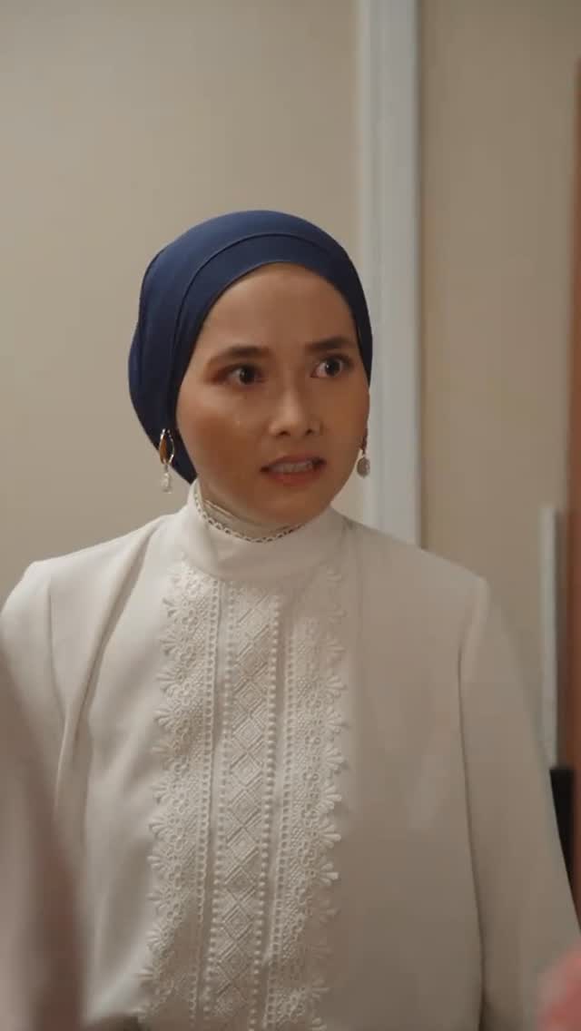 Padan muka kena tampar! Kau yang mulakan dulu kan? Korang semua pon sama! Tunggu la nasib korang. 😤Watch full #terpalingsolehah on @tiktokmalaysia#terpalingmenantu #solehah #solehahterpalingmenantu #tiktokdrama #tiktokseries #dramatiktok #malaysianactress #actress #actor #malaytalent #talentmelayu #pelakonmelayu #pelakondrama #pelakonfilem #pelakonmovie #malayactress #pelakon #pelakonwanita #pelakonbertudung #tvctalent #talenthijab #talentwanita #femaletalent #tvctalentmalaysia #pelakonmalaysia #pelakondramatiktok by @rienaamirah