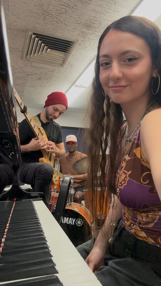 @guybernfeldbass wanted to hop on the bass line I played back in February✨@doechii 🩷🐊@angel_onthedrums_ 🥁-#doechii #nissanaltima #rap #rapper #bassline #shredding #shed #piano #pianoplayer #pianist #berklee #steinway #jazz #jazzmusician #musician #music #drums #trio #duo #solo #boston #berklee #berkleecollegeofmusic #pianoperformance #keys #keyboard #reels #explore #transcription #transcribebyear #pickupmusic by @pelinsuyzz