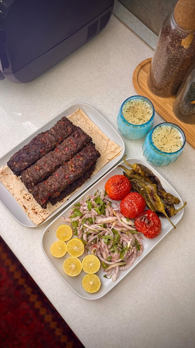 آدانا کباب رو خودت به راحتی درستش کن😍📍مثل همیشه از دستگاه گریل سرخکن گولف استفاده کردم👇@hajizadehmishi.ir @hajizadehmishi.ir بدون دردسر، ۱۱ کاربرد توی یه دستگاه!از سرخ کردن و گریل گرفته تا کیک‌پزی و آرام پز و خلاصه برای پخت همه چی مناسبه!📍همین الان می‌تونی این سرخ‌کن همه‌فن‌حریف رو از پیجشون تهیه کنی با قیمـ. ت استثنایی✅🫔موادلازم:گوشت چرخ شده ۶۰۰گرمپیاز نگینی ۲عدد متوسطفلفل قرمز ۱عدد بزرگجعفری ۱دستهسماق و پولبیبر هر کدام ۱ ق غنمک ۱ ق غ...#آدانا_کباب #کباب #کوبیده #غذای_سنتی by @imarylife
