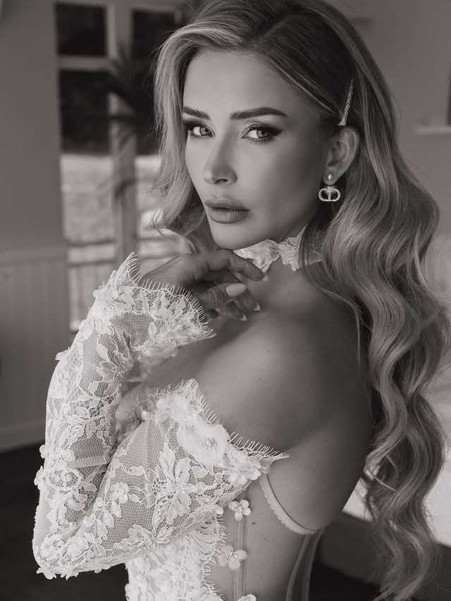Das Jahr neigt sich dem Ende zu, und ich bin so dankbar, dass ich eine der bezauberndsten Bräute dieses Jahres – Lisa – gemeinsam mit meiner Partnerin, der Haarstylistin Vanessa @vanessa.orlow.bridalstylist , stylen durfte. Die Fotos sind einfach traumhaft.Außerdem habe ich auch das Make-up für ihre Mutter und Schwester gemacht – so zart und wunderschön, eine echte familiäre Harmonie an diesem besonderen Tag.Ein großes Dankeschön an jede meiner Bräute für euer Vertrauen – ich liebe euch alle, ihr seid die Allerschönsten. 🤍Lasst uns das Ergebnis noch einmal genießen… für mich ist es einfach märchenhaft schön.🤍 by @leyla_heinen