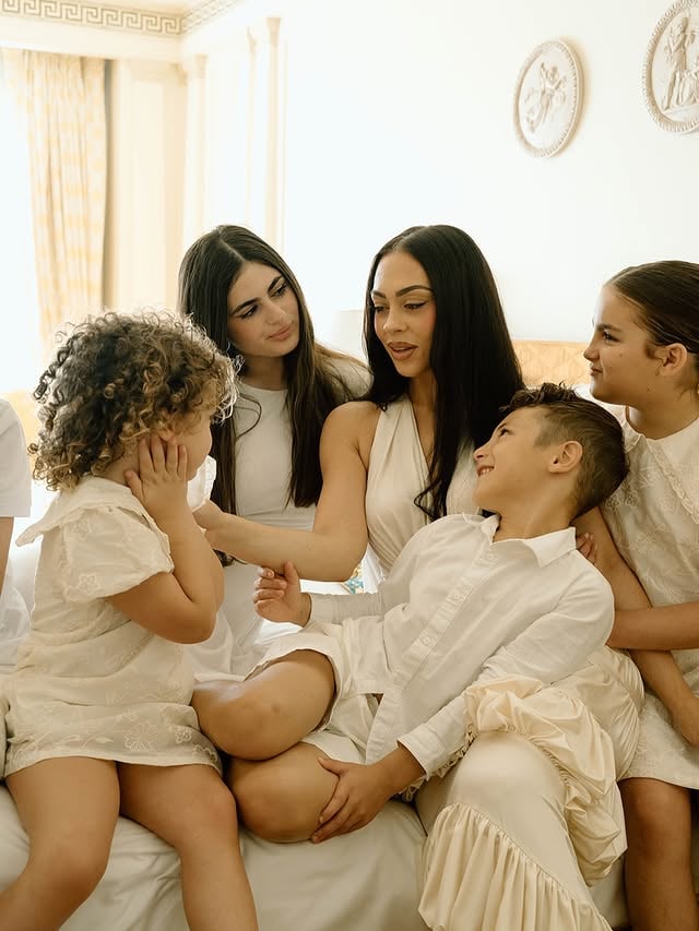 Hi Besties, If you’re new here, here’s a little bit about me ♥️ I’m Emilee, a mum of six beautiful souls: five earthside, one precious angel baby I birthed at 29 weeks, and two gorgeous step-kids. My life is this mix of school drop-offs, school lunches, sports bags, business meetings and the kind of chaos that somehow feels exactly where I’m meant to be. Motherhood truly is my greatest purpose and I truely feel like I was born for it. I also pour my heart into @sskinaus my Gold Coast skin clinic I own with my sister, and honestly… it’s so much more than treatments. SSKIN became a place where people walk in to feel seen, safe, held, and confident again. There’s something powerful about being cared for by women who genuinely love what they do, it’s healing, grounding, and soul-nourishing. Watching someone walk out glowing not just on the outside, but on the inside, is the reason I love this industry so deeply.And then there’s @selfishsupps the brand my sisters and I created for mums, busy girls, gym girlies, really anyone who just wants to feel good while juggling real life. It’s sports nutrition, simplified because that’s who we are: women running after kids, chasing dreams, building businesses, and wanting to feel our best through it all.I also host my podcast @letsbereal.thepodcast where we talk motherhood, wellness, business and real life, no filters, just honest conversations.I’m married, building our dream home, raising our little tribe, and staying endlessly grateful for this season. The messy bits, the magic, and everything in between.If you’re here for motherhood, wellness, business, self-care, or just the real moments, welcome!❤️Photos @daphneskystudios 📷 by @emileehembrow