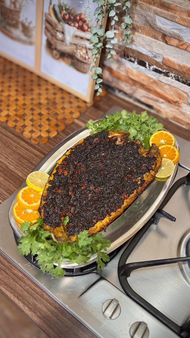 حشو ماهى یه غذاى سنتی پر طرفداره😍👌📍مثل همیشه از دستگاه گریل سرخکن گولف استفاده کردم👇@hajizadehmishi.ir @hajizadehmishi.ir بدون دردسر، ۱۱ کاربرد توی یه دستگاه!از سرخ کردن و گریل گرفته تا کیک‌پزی و آرام پز و خلاصه برای پخت همه چی مناسبه!📍همین الان می‌تونی این سرخ‌کن همه‌فن‌حریف رو از پیجشون تهیه کنی با قیمـ. ت استثنایی✅🐟مواد لازم ماهى كبابى:🐟سبزی معطر(تركيب گشنیز و كمى شنبليه)پياز يه عدد متوسطسير چند حبهنمک +زرد چوبه +فلفل قرمزسس غليظ تمر هندى+رب انار+رب گوجه📍اول ماهی رو با زردچوبه و نمک و فلفل و پودر سیر و روغن طعم دار کنید و بزارید استراحت کنه.بعدش بزارید توی ایرفرایر با دمای ۱۸۰ درجه ۲۰دقیقه کبابی شه. بعد ترکیب حشو رو روش بزارید و دوباره ۲۰دقیقه دیگه بزارید بمونه.📍ترکیب حشو:پیاز،سیر،زردچوبه و فلفل،ترکیب تمر هندی و رب انار و رب گوجه، سبزی معطر و فلفل قرمز.(برای حشو لازم نیست سبزی زیاد سرخ بشه)...#حشو #ماهی #ماهی_کبابی #غذای_سنتی #غذای_رژیمی by @imarylife