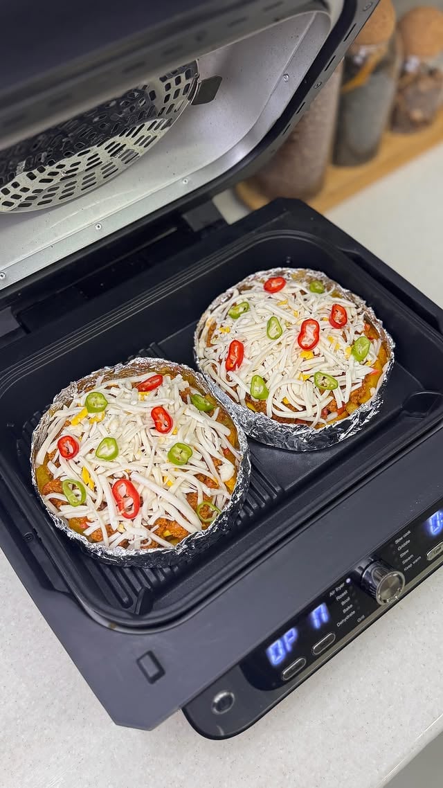 وقتی میگه غذای جدید میخوام🤌😍📌سیب زمینی رو با ادویه سیب زمینی و یکم زردچوبه و روغن مزه دار کنید و توی حالت ایرفرایر دستگاه بزارید. مواد گوشتی رو طبق ویدیو اماده کنید که میتونید سبزیجات دیگه هم به دلخواه اضافه کنید. و در اخر با پنیر گودا و موزارلا به صورت لایه ای رو هم بچینید.(حتما امتحانش کنید چون مطمنم عاشقش میشید😍).....#فست_فود #غذای_خوشمزه #غذای_فوری #سیب_پنیر by @imarylife