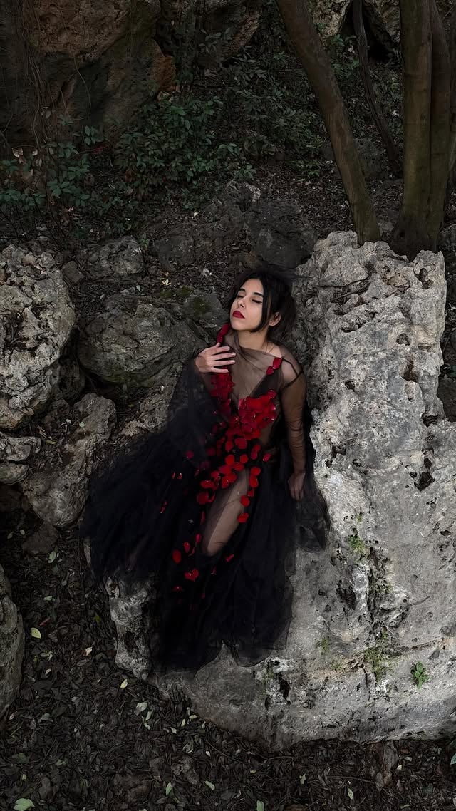 Bu gülleri son ziyan edişim... #sanat #fashion #moda #dikiş by @beyzadennn