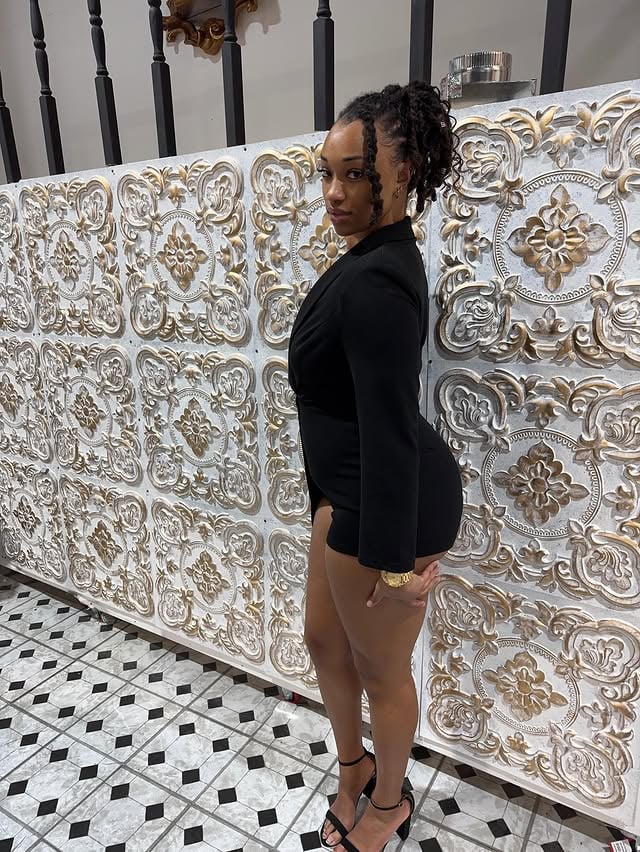 I swear I’m not that mean looking, and I only got gloss, lashes, and eyeliner on the bottom of my eye 😂🖤 #nofilters #big61 #foryou by @nydia.lampkin