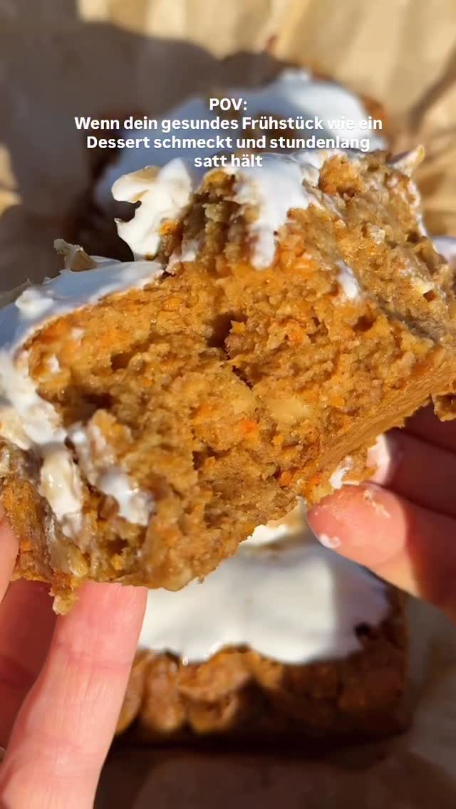 CARROT CAKE 🥕 ▶️Zutaten:70g Medjool-Datteln (ggf. eingeweicht)240ml Milch1 reife Banane1 El Nussmus 110–120g Haferflocken1 TL Backpulver1 Karotte1 Handvoll Nüsse (gehackt, z.B. Walnüsse, Mandeln, Haselnüsse,…)Frosting:JoghurtGehackte Nüsse Die Datteln in heißem Wasser einweichen und Wasser danach abgießen.Karotte raspeln. Alle Zutaten vermixen und in eine Backform geben.Ca 20-30 Minuten auf 180 Grad Umluft ausbacken.Nach dem abkühlen das Frosting drüber geben.Viel Spaß beim backen 💕 by @melissasfoodspace