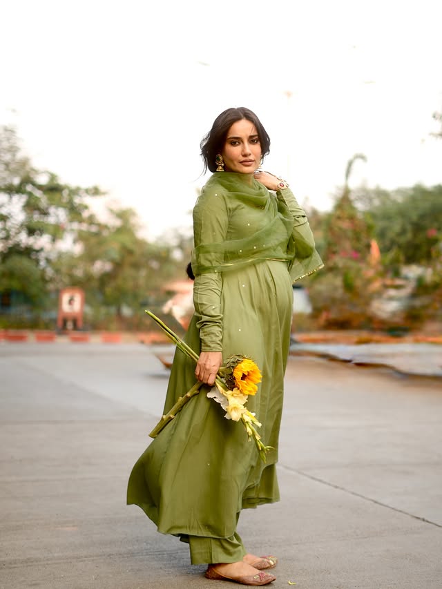 Unfolding like a wild flower 🤍✨......Wearing @reshaindia 📸 @iam_rajinamdar 💄 @aafreenchowdhari.makeup Hair @hair_stylist_fatima Jewellery @ehsaasjewellery Via @stylingbyvictor
