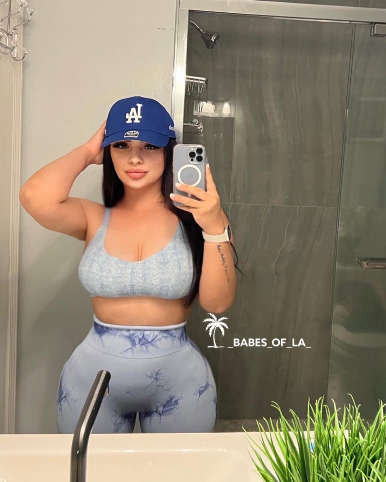 @beliinda_official 💙└A! 

#dodgers #dodgersfan #losangeles #boysinblue #lahat #dodgersallday #nlds #baseballcap #lavibes #mlb #losangelesdodgers #dodgergirl #dodgerbabes #blueheavenonearth #dodgersstadium #cityofangels #nike #lids #explore #offseason #postseason #winforvin #downtownla #dodgersnation #la #baseball #fashion #dodgersbaseball #babesofla #dodgersgame