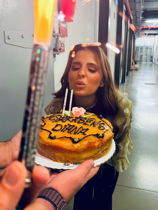 It’s my Birthdayyyyy 🤍 32! Esta fotografia representa exatamente aquilo que eu gosto de mantêr bem presente na minha vida: O simples. O que é de verdade. O amor. A amizade. O que me faz ser e sentir verdadeiramente feliz. 💕Se fosse um post todo planeado não seria eu! 🫣 Vivam! Sempre! by @diteixeiralopes_