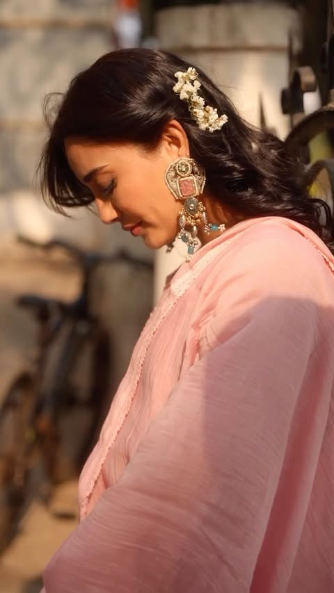 Me again 🥰......Wearing @houseofnoorindia Makeup @aafreenchowdhari.makeup Hair @hair_stylist_fatima Shot by @iam_rajinamdar Jewellery @ehsaasjewellery Via @stylingbyvictor