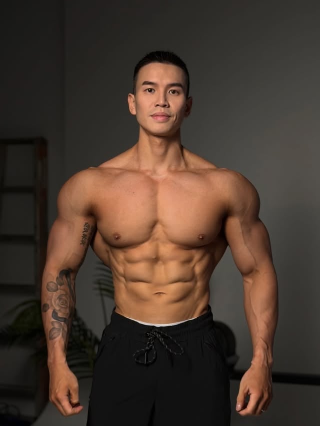 我是大H，台灣第一位 IFBB PRO 健體職業選手訓練資歷13 年，比賽資歷10年這一路走來，常常有粉絲問我：「我每天都去訓練，為什麼還是沒有進步？」「是我練得不夠重嗎？」「練這個動作會訓練到哪些肌群？」「我已經吃很乾淨，為什麼體脂都沒降？」老實說，我很想一個個給你們「正確答案」但訓練這件事，每個人體質、目標、階段不同當下的「正確答案」就不同一個問題，不會只有一個答案而已。真正的關鍵，往往不是哪個訓練動作或是什麼飲食法最有效果，而是怎麼活用背後的原理跟邏輯把它當成進步的工具，才能讓你離目標越來越近很多人以為，要練壯靠的是每次的淋漓盡致跟汗流浹背但真正能讓身體改變的，從來不是埋頭苦幹而是可持續的刺激你會發現，剛開始訓練，進步很快但後來進步開始停滯、訓練動力下降這些我都經歷過，我知道用什麼方法避開無效路線讓身體能夠一直重啟進步肌肉成長從來不是直線往上它的順序是：刺激 → 修復 → 適應 → 再刺激如果只有刺激，沒有修復，那叫「消耗」如果只有熱血，沒有規劃，那叫「亂練」籌備了很久，今天終於要跟大家公布，我要開線上課了！這堂線上課程是我自己長久以來的健身理念課程名稱我命名為 《定期定額健身課》健身其實就像投資理財，剛開始加入健身不應該一次性的大幅度改變原有生活訓練跟飲食都要以定期、定量的策略進行方向正確並且堅守漸進原則培養運動習慣以後，進步就會看的見這堂課不是要給你最累的課表而是在課程中教你判斷現在的你，訓練模式該如何調整？該增壓？還是該減量？該堆重量？還是該保留餘力？該增肌？還是該減脂？進步不是每次都做到過度負荷而是在對的時間，做對的事，並持續累積讓你每一次訓練都能發揮最大效益。我花了近一年的時間把我這十幾年不斷以自身做實驗留下來的訓練心法，設計成一套完整的訓練規劃5 套從居家到健身房的獨家訓練菜單包含居家彈力繩訓練、健身房固定式器材掛片式器材、史密斯器材以及繩索器材等40 個保姆級訓練動作教學與示範。希望帶你學會：✔ 如何安排訓練週期、調整訓練方向✔ 什麼時候該增壓、減壓✔ 如何避免過度訓練✔ 如何讓每一次進健身房都有進步讓每一次投入，都累積在正確方向，並且持續穩定輸出。【大H｜定期定額健身課】預購中「定期定額」只是健身心法課程付一次錢，可以就可以完整學習💪🏼👉 https://shifuclass.com/jK0BR 結帳輸入【hhn300】再折 $300我們一起，把健身從「苦撐」，變成「穩定成長」。 by @hsin0126