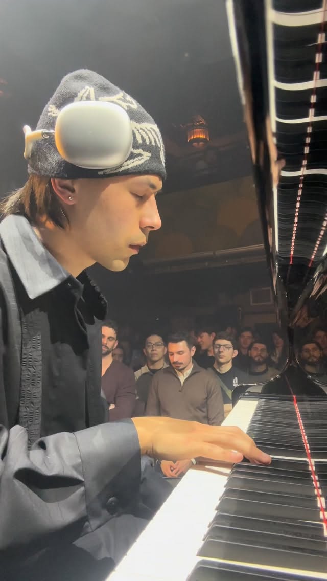 Finally playing my music for you IRL#publicpiano #friqtao by @friqtao