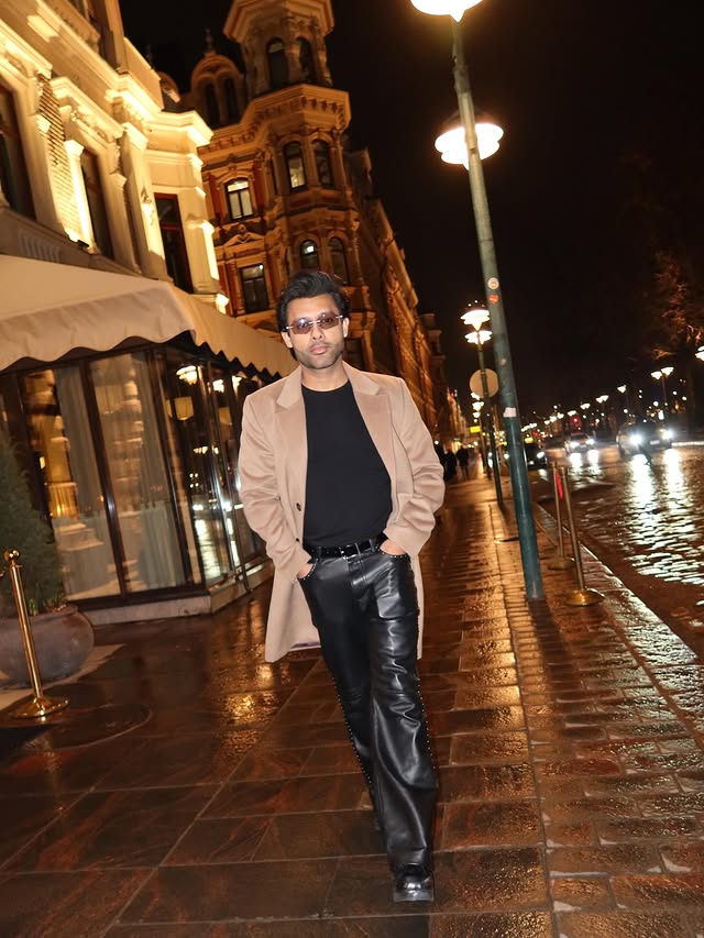 A thousand stories, I walked through them.. .. .. by @stebinben