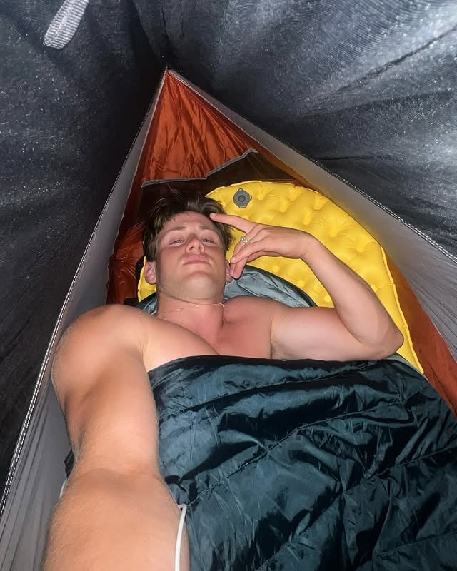 Genau vor einem Jahr! Sind wir gerade durch die Andorra-Wüste in Spanien 🇪🇸 gebrettert, mit einem platten Reifen nach dem anderen, auf dem Weg nach Afrika! Im letzten Clip gibt es nochmal die Auflösung, wieso Nils plotzlich mit dem Roller mit uns in Genua 🇮🇹 und Barcelona 🇪🇸 gechillt hat!Der Verrückte ist nämlich mit dem Roller von Berlin nach Barcelona mit einem 50-ccm-Roller gefahren, hahaha.Danke auch nochmal an meinen treuen Gefährten Nathanael das du mich auf diese tolle Idee gebracht hast! Und auch an Nils dafür das er uns immer wieder aufm Roller entspannt überholend motiviert hat!! 🧡🧡 by @emillarsen.de