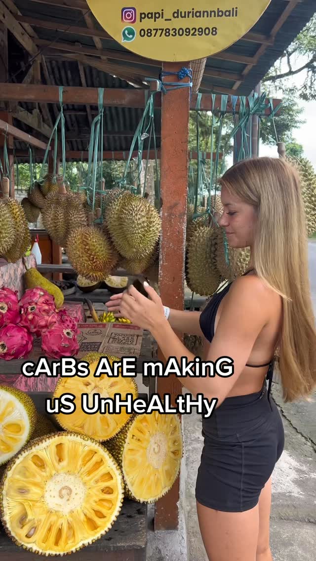 Not all carbs are created equal 🥭Whole, complex carbs (like fruit, whole grains, beans) 🍇 are not the same as refined and simple carbs (white flour, sugar)🧁 Complex carbs have a bunch of vitamins, minerals, and phytonutrients. 🧬 These are compounds in plants that help prevent chronic diseases. 🛡️ These also come with fibre so they give you lasting energy.🫘 🍉 A study including 135,000 people in 18 different countries found fruit and legume intake were both associated with lower all-cause mortality aka death from anything (Miller, 2017).🍞 A 2019 meta-analysis found high whole grain intake was associated with 13-33% reduction in all-cause mortality compared to low intake. Whole grains were also associated with lower rates of diabetes, cardiovascular disease, blood pressure, and blood cholesterol (Reynolds, 2019).🏋️‍♀️ Carbs are also a better source of energy during a workout. You can still get energy from fat and protein, it just won’t be the kind of energy to workout at your highest potential.#carbsaregood #nutritionmyths #evidencebasednutrition by @annalisebjoe