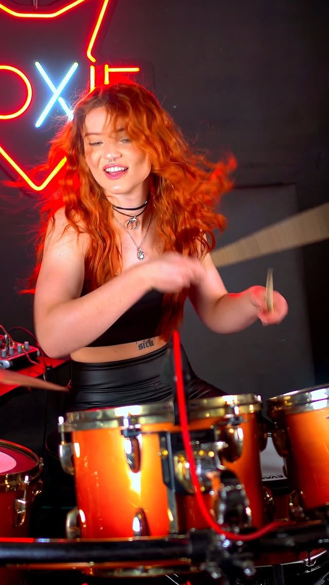 who recognizes this song? 👀🥁drums mixed by @kacper_gwiazda_#80s #rockmusic #drumcover #drummer by @foxiedrummonster