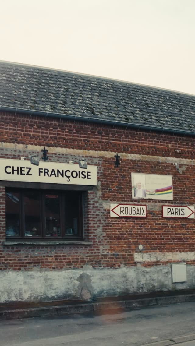 La Reine des Classiques, c’est ce dimanche ! 🤤⚔️Qui de Pogacar, Van Der Poel, Van Aert, Ganna, Pedersen (ou autres) va réussir à dompter l’Enfer du Nord ? PFP pour un deuxième sacre ? Et si c’était la course elle-même qui choisissait son vainqueur? Messieurs/Dames à vos prono. À suivre en direct et en intégralité sur @francetvsport à partir de 10h30. @parisroubaixcourse by @rousse_marion