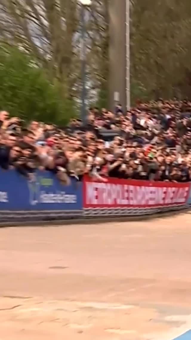 𝐕𝐀𝐍 𝐀𝐄𝐑𝐓 𝐖𝐈𝐍𝐒 𝐏𝐀𝐑𝐈𝐒 𝐑𝐎𝐔𝐁𝐀𝐈𝐗 😳Wout Van Aert is the winner of the 2026’s Paris Roubaix ! 🥈 Tadej POGACAR 📹 France Télévisions #ParisRoubaix #ECT by @rousse_marion