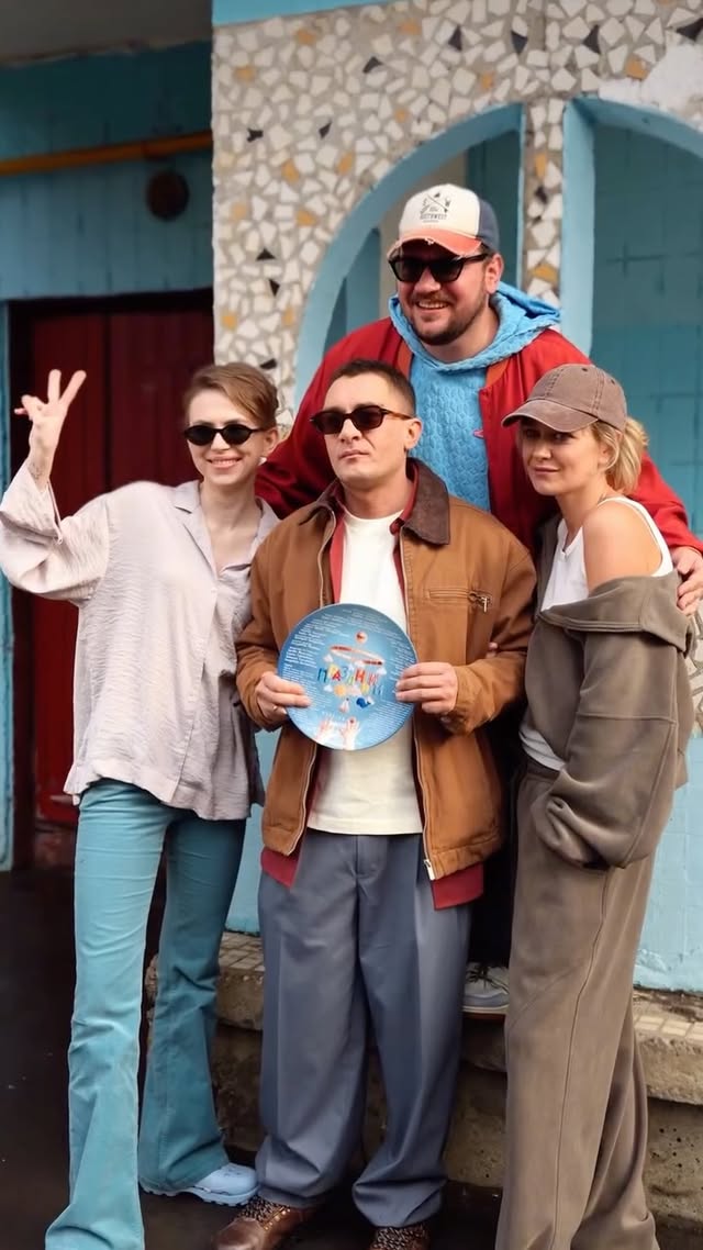 Сериал «Праздники» 4 сезон. Мы начали 🎬 Спасибо за видео @xenaostapenko 💔 , которая подсняла радость первой встречи с нашей легендарной командой, без которой нас бы не было 🙏🏻 С Богом ! P.s. а еще сегодня день рождения нашего бессменного режиссера Бори Дергачева ❤️ @derbboris_official давайте в комментариях закидаем его поздравлениями и благодарностями 💌⬇️🎈 by @yana_enzhaeva
