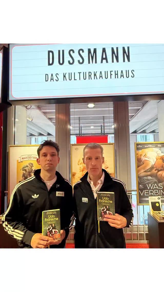 Nicht aus der 4. gesprungen, stattdessen in der 3. Etage Udo-Bücher signieren. Der große Sänger und Dichter @betterovmusik hat mich begleitet zu dem Berliner Kulturkaufhaus, das sich nach einem der Hits vom ersten Betterov-Album benannt hat. Turns out: Es gibt dort gar keine 4. Etage. Und schon ist es Poesie. Ach, und ob all das nun am allerletzten Tag oder im allerletzten Flug irgendeines Lebens stattfindet, das kann man sich auch aussuchen, je nach Stimmung vielleicht.Naja, ich habe 500 mal meinen Namen in Exemplare meines neuen Buchs »Udo Fröhliche (Alles über @udolindenberg – von Alkohol bis Zigarre)« geschrieben, das übermorgen erscheint.In Nr. 500/500 hat Betterov dann noch den gesamten »Dussmann«-Songtext reingeschrieben (sehr schöne Handschrift hat er!), er sagte, das müssen wir noch verlosen, und das ist bestimmt wahr, aber das machen wir an einem anderen Tag. Ach so, wir haben auch noch ein bisschen gesungen und ganz viele Fotos vor dem »Partnerschaft« betitelten Sachbuchregal gemacht. In der 3. Aber die Bücher schienen eher für die 4. zu sein. Wenn’s die denn gäbe.PS: Udo-Zeile des heutigen Tages, das wurde mir eben erst klar:»Ich sag Hallo und so«Ein Allwetter-Satz. Aus welchem Song? Whatever. Übermorgen erscheint das Buch!Love,Stucki by @benjamin_von_stuckrad_barre