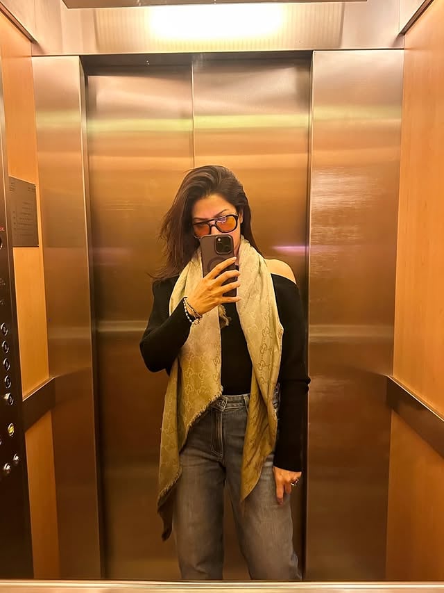 A little obsessed with mirrors and reflections ..🤌🏻♥️ by @mehwishhayatofficial