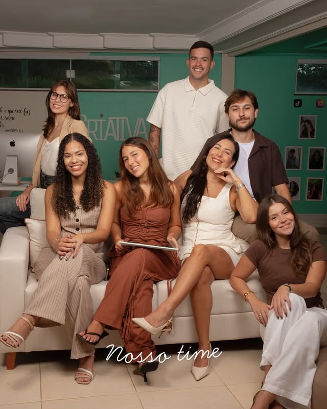 Criativa Imagem não funciona só com criatividade…Funciona com café, ideias malucas, brainstorm que vira debate e um time que não para quieto. ☕💡Tem quem resolva tudo no design, quem transforme briefing em estratégia, quem tenha 30 abas abertas ao mesmo tempo e quem apareça com a ideia que ninguém estava esperando.Arrasta pro lado e vem conhecer esse time. 🚀📸 @fotocomrafa @studioexplorar by @criativa_imagem