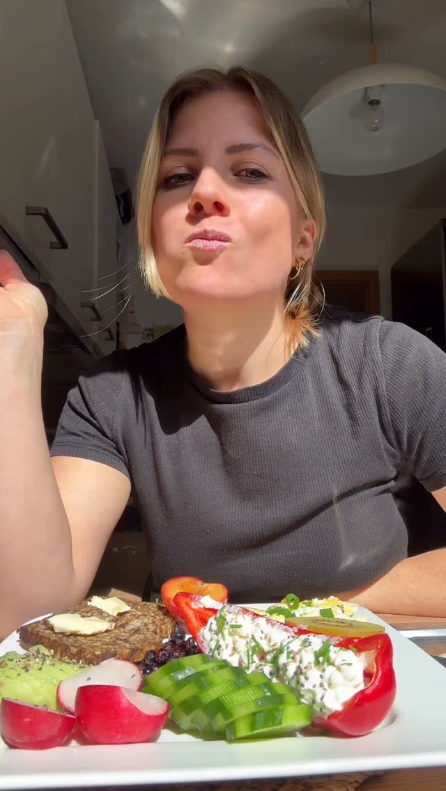 So oft werde ich gefragt, wie ich eigentlich auf meinen Proteinbedarf komme, da ich seit über 8 Jahren kein Fleisch esse.Protein bedeutet nicht automatisch Fleisch.Dieser Teller liefert über 50g Protein — vegetarisch.Mittlerweile weiß jeder, wie wichtig Protein ist. Nicht nur für Muskeln, sondern hält auch länger satt, kann Heißhunger reduzieren und Energie & Fokus stabilisieren und und und.Was aber mindestens genau so wichtig ist und oft unterschätzt wird ist die Vielfalt auf dem Teller.Denn unterschiedliche Pflanzen liefern unterschiedliche Ballaststoffe, die wiederum die Darmgesundheit unterstützen können.Deshalb achte ich darauf, bunt, proteinreich und ausgewogen zu essen — statt einfach nur weniger oder Hauptsache High Protein.☝️🍠🥝🍌🍎🥑🧀🍓🥚🥦🍇🍳 by @melissasfoodspace