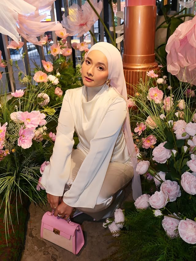 Living in a @charlottetilbury dream ✨🌸 by @rienaamirah