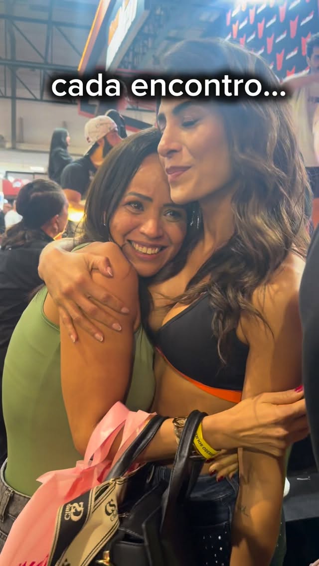Hoje eu vivi muito mais do que uma feira…vivi encontros que aqueceram o coração 🤍É surreal receber esse carinho de vocês, ouvir cada palavra, sentir essa troca tão verdadeira…Eu amo o que faço, amo a Arnold…mas são VOCÊS que fazem tudo isso ter sentido 💫Obrigada por cada abraço, cada foto, cada energia linda 🫶Quem eu encontrei por lá? 🥹👇Até amanhã #arnoldsportsfestival #arnold #viral #gym by @inaebarros