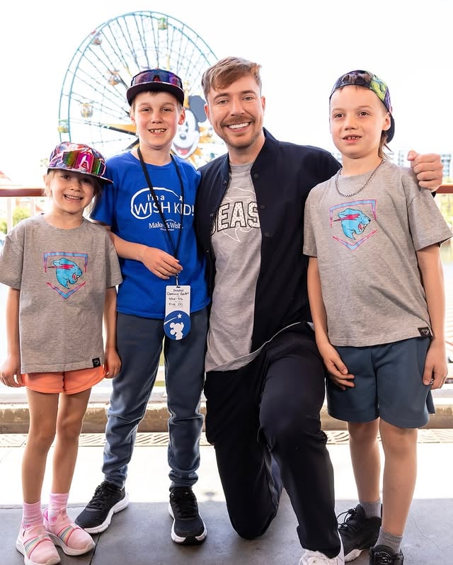 Days like this are what it’s all about 💙 @makeawishamericaThank you @disney @disneyparks for hosting us :) by @mrbeast