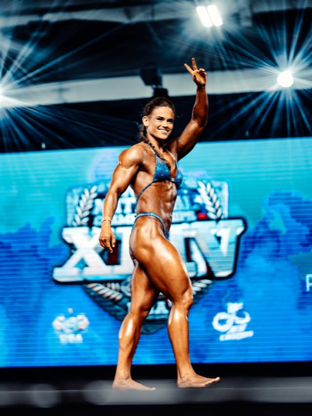 1 week out from posing seminar! I’m so excited to see everyone! 💪🏼🐉 #explore #ifbbpro #bodybuilding #womensphysiquepro #posing