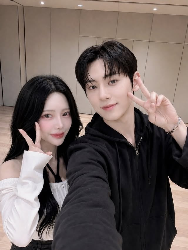 나 오늘 드디어 찐황도냥이 @optimushwang 만났다하이브 들어가는 순간부터심장이 이상하게 뛰더라그 밝은 연습실 거울 앞에 서 있었는데문 열리면서 누가 들어오는 거임고개 들었는데…진짜 거짓말 안 하고 #황민현사람이 아니라 그냥 분위기 왕자님 그 자체임눈 마주쳤는데안녕하세요 하면서 먼저 인사해줌나 그 자리에서 굳어서 말도 못함근데 웃으면서 춤 추러 오셨어요? 이러는 거임여기서 나 또 기절...그래서 얼떨결에 같이 안무 맞춰봤는데손동작 하나하나 알려주는데손 닿을 때마다 심장 터지는 줄끝나고 물 마시면서 잘하시네요 한마디 해줬는데와… 그걸로 인생 로또 맞은 기분#황도 인증까지 하고 셀카도 찍음나 진짜 그 순간 아 이건 현실이다 싶었거든그럼 그렇지 갑자기 알람 울림눈 떴는데 내 방임하이브도 없고 황민현도 없음…아쉬운대로 사진첩 뒤져서 셀카 찾는데 사진도 없음ㅋㅋ #ai(이 글을 본다면, 네이버에 내이름 봤다면 좋아요 하나만.....😭) by @itsdoh3e