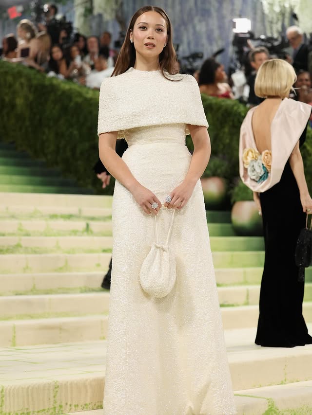 met gala 🦢✨🎻 with a subtle nod to the art of the cello