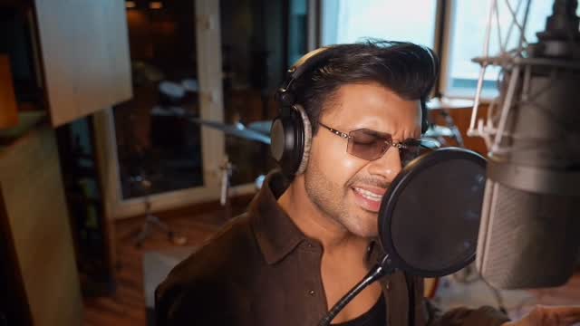 Not just making a song… creating a feeling called ‘Tera Ho Jaun’🎙️🔥Song out soon. #HaiJawaniTohIshqHonaHai in cinemas on 5th June 2026.#DavidDhawan @rameshtaurani @tipsfilmsofficial #MaximilianUKProductions @varundvn @hegdepooja @mrunalthakur @stebinben @jonitamusic @whitenoisecollectives @vijayganguly @vayurus @kumartaurani @manieshpaul @jimmysheirgill @chunkypanday @imouniroy @rajeshkumar.official @therakeshbedi @farhadsamji @sajawalyunus @kamera002 @csd.studios @parijatpoddar #AkiNarula @samidha.wangnoo @gauravbose_vermillion Music on @tipsA Tips Film Release[Hai Jawani Toh Ishq Hona Hai, Behind the scenes, Tera Ho Jaun, Varun Dhawan, Mrunal Thakur, Pooja Hegde, Ramesh Taurani, Tips, Tips Films, Tips Music] by @stebinben