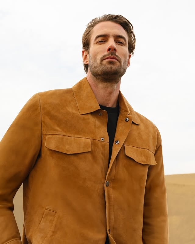 Sobrecamisa Tarak Camel. Piel de borrego, hecha para acompañarte.Textura suave, ligera y duradera — el equilibrio justo entre confort y estilo. La pieza que eleva un look casual sin esfuerzo.Combínala con pantalón oscuro y tenis camel para un look limpio, o sobre una camiseta blanca para algo más relajado.Disponible en showrooms y en línea. #havoc #summer #madetomeasure #havocsuits #menstyle by @havocsuits