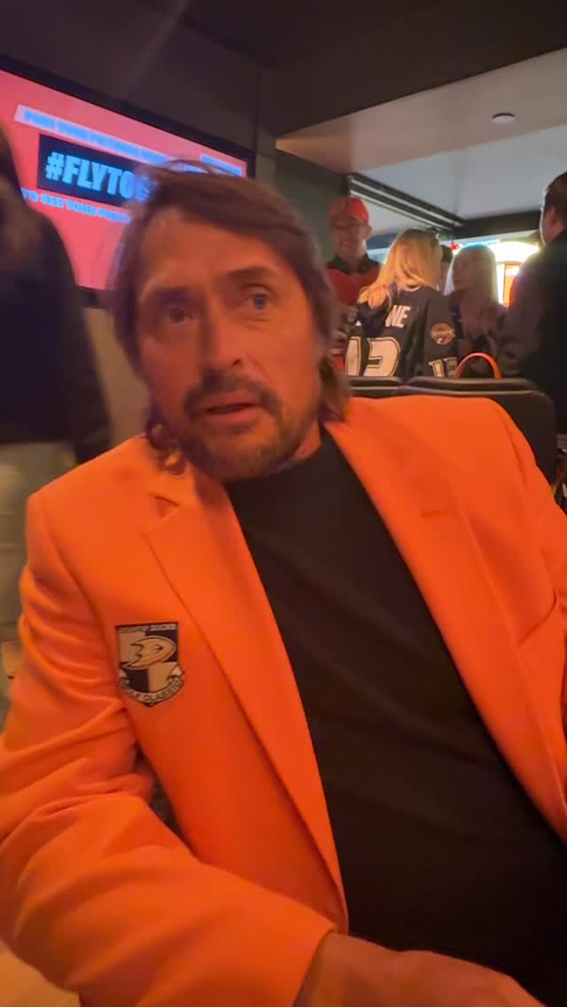 Koska minä en oikeasti tiedä jääkiekosta kovinkaan paljon, niin tässä kohtaa kannattaa kääntyä suoraan todellisen legendan puoleen 😄Teemu Selänne, mikä on tällä hetkellä tilanne Ducksin pelissä? Nyt tarvitaan suoraa tilannekatsausta mieheltä, joka on nähnyt NHL-kaukalot vähän eri tasolta kuin me muut 🏒🔥Tunnelma on katossa, Ducks pelaa ja koko studio odottaa analyysiä mestarilta! 🙌#TeemuSelänne#AnaheimDucks#NHL#Jääkiekko#Legenda @sel8nneteemu by @sel8nneteemu