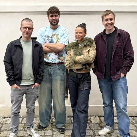 What the Helli ist das denn? Der freundliche Musik-Podcast „Die Leute Lieben Das“ gemeinsam mit dem ARD-Erfolgs-Format „Talk ohne Gast“?!? 😮‍💨 Rein da in die Folge, aber sowas von!!! by @ninachuba
