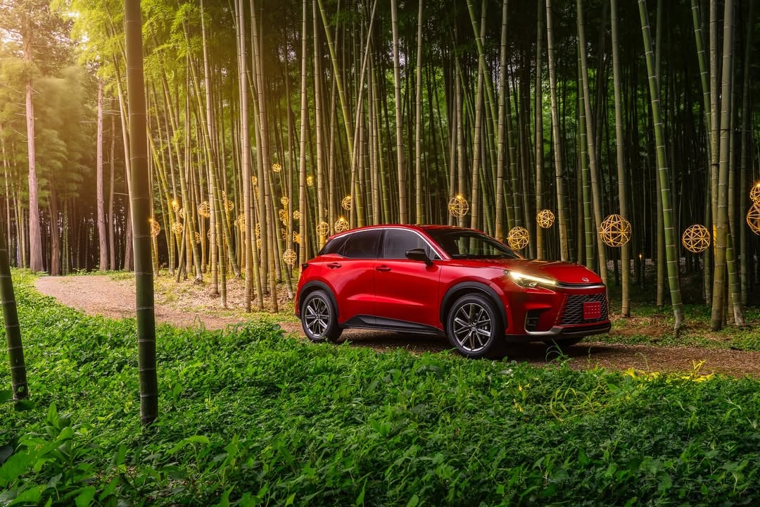 Lexus LBX | 探索・移動色彩 - 紅 RED紅色，對你來說代表什麼？是心中被喚醒的熱情，還是充滿向前的能量？Lexus LBX 以鮮明的紅，駛進竹林之中。紅色車身與靜謐筆直向上的竹影對比，就像一股正在流動的熱度，鮮明有力且令人矚目。LBX 作為豪華小型跨界休旅，以靈動俐落的車身尺碼，保有休旅車的實用機能與舒適空間，無論穿梭城市街道，或駛向自然戶外，都能自在切換。這份靈動，如同紅色的熱情、大方，不被場域限制，充滿向前的能量。總能以最自在的姿態，回應每一次出發。搭載 1.5 升三缸油電系統，LBX 結合高效能與優異油耗表現，在引擎啟動的瞬間，在每一次踩下油門的剎那，彷彿情緒也隨之被點燃。就像紅色一樣，在心中流淌著一股被喚醒的能量。駕馭，不只是點到點的地理轉換，也可以是心境的流動。顏色，不只是光的反射，更是每一次出發時，內心最真實的情緒投射。追蹤並持續鎖定 Lexus IG，一起 Discover the next journey。​*本組圖片為國外拍攝，圖片中車型外觀、內裝依國家、版本略有不同，請以台灣實車為準，詳情請洽全台各經銷商。#Lexus #LexusTW #Discover#LexusLBX #LBX#ExperienceAmazing by @lexus_taiwan