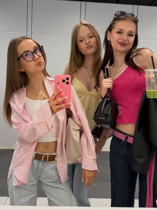 love u divas @misiaa.woja @its_karolisia 💐🙈☀️ by @zuzanna.starzynska